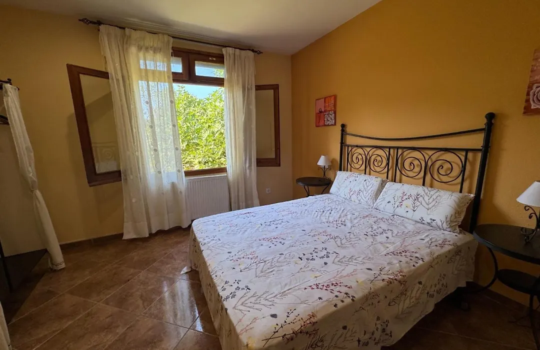 Les Cabretes Vilanova De La Muga-1